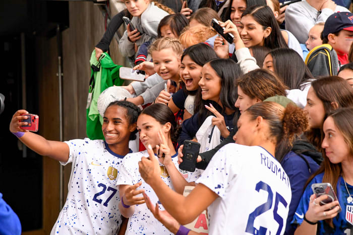 Naomi Girma, Sophia Smith and Trinity Rodman pose for a selfie with USWNT fans.